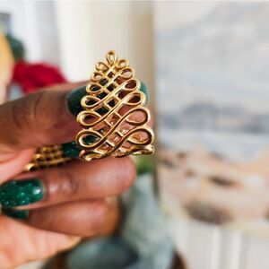 VTG 90's Goldtone Intertwined Spiral Half Hoop Huggie Clip On Earrings.